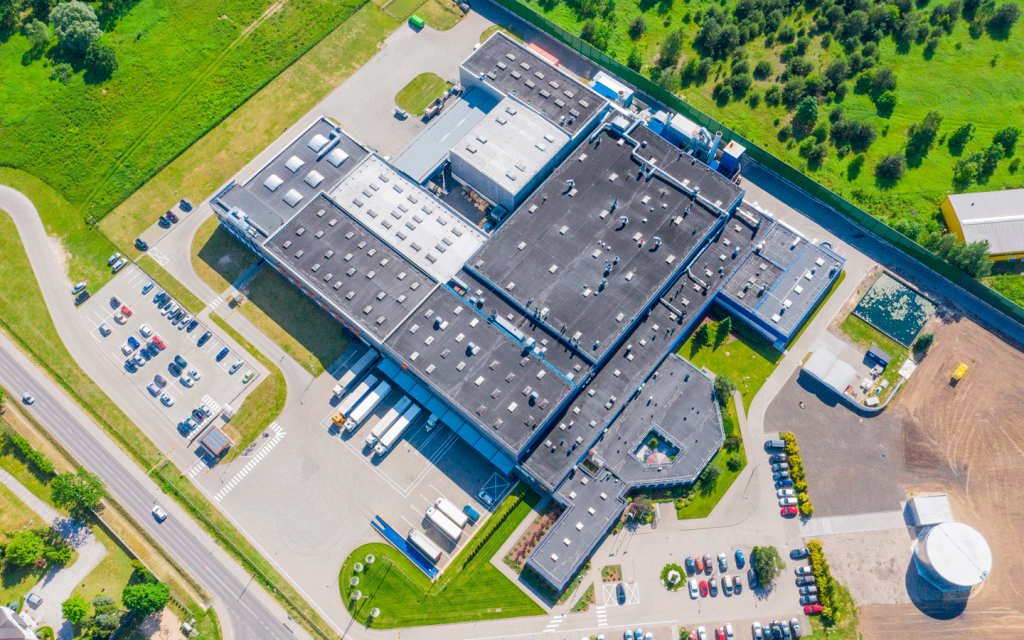 Foto aerea di un magazzino ripresa dal drone