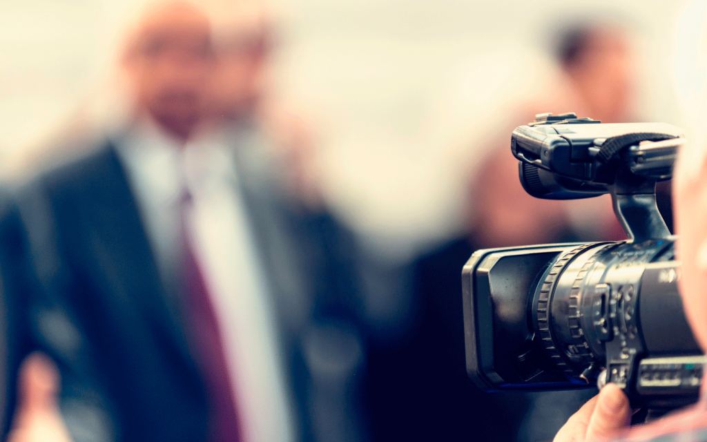 intervista ripresa da una videocamera