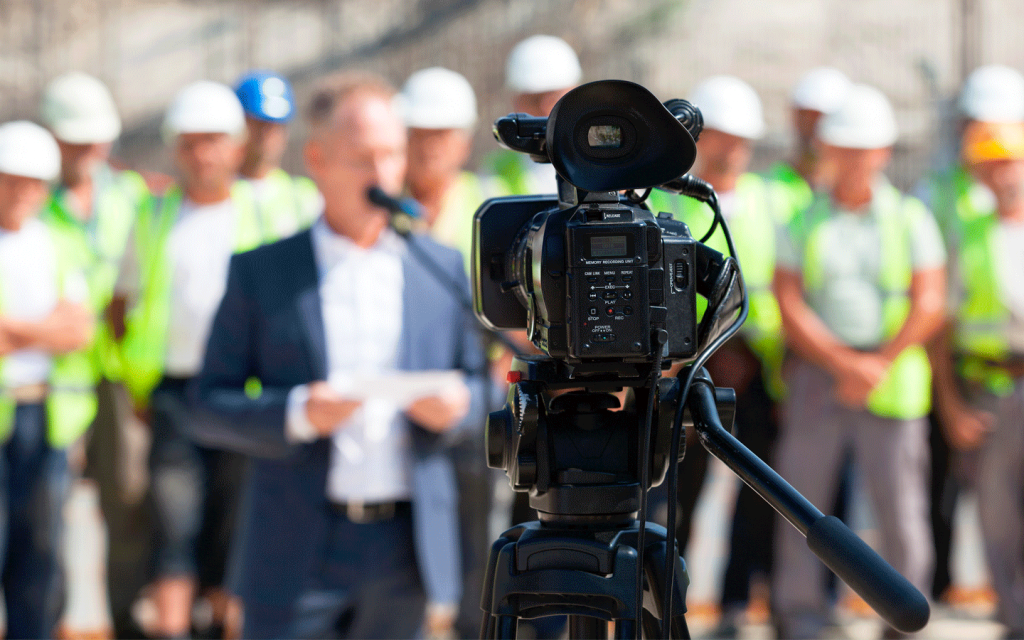 ripresa di un video istituzionale con un manager ed i suoi dipendenti